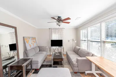 Image de Classic style home with a laid-back feel and required amenities for comfort.