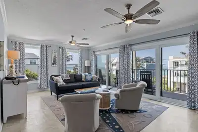 Image de Casa Del Sol- 2 bedroom Gulf front condo with shared pool and elevator with beach access