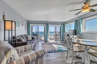 Image de Beachfront Condo, Steps to the Ocean!