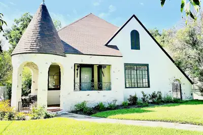 Image de Modern 3 Kings Castle in Uptown Waco