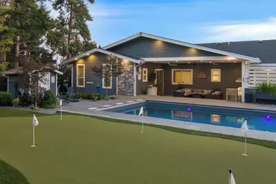 Image de Licensed Lakeside with Pool, 6 bed, 5 bath full house