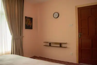 Image de Modern Bedroom with Mountain View and Parking