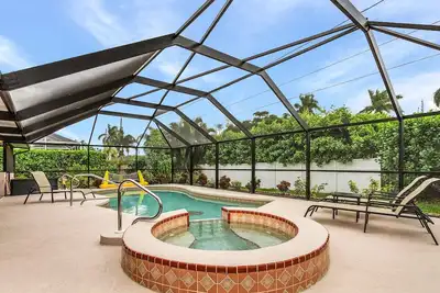 Image de Newly Renovated Private Pool Home -Minutes to Bonita Beach. Quiet location.