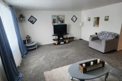 Image de 2 large Bdrm 1 bath, living room with eat in kitchen and private deck