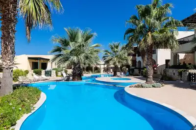 Image de 5m walk to sandy beach, restaurants & shops!