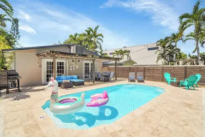 Image de Trendy 4 Bedroom House Minutes from the Beach