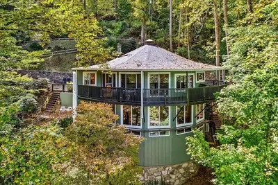 Image de Beary Round Retreat - Views, 3 Master Suites, Minutes to Downtown, Large Deck!
