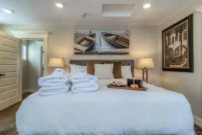 Image de Rose Street Retreat- 2 blocks from downtown- Dog Friendly