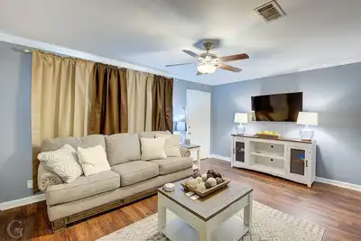 Image de Home away from home in quiet area close to everything.
