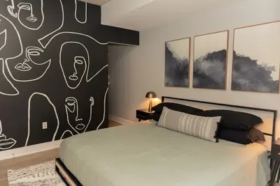 Image de Private Balcony Abstract Apt Dwtn Gr w/parking and King Bed