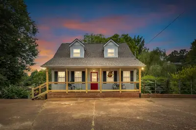 Image de Private and Spacious House with Large Porch and Driveway!