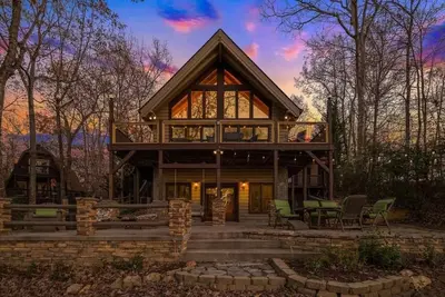 Image de Lake Front, Beautiful views, Gentle slope to Lake, Hot tub, Close to Downtown.