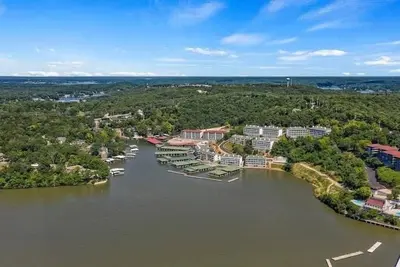 Image de 2 Bedroom, 2 Bath Lakefront Condo!