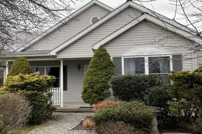 Image de Quiet cottage with gas burning fireplace and spacious layout