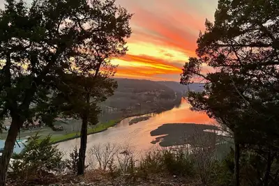 Image de Lg's over the White River- Spacious house with beautiful river & mountain views!