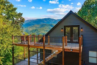 Image de Luxurious Mountain Views Cabin w/ 6 Br + Hot Tub!