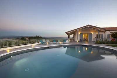 Image de Villa de luxe, piscine, terrasses ombragées, vue panoramique, sauna fitness