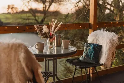 Image de Romantic Lakeside Lodge with Hot Tub at Kingfisher Lakes Glamping