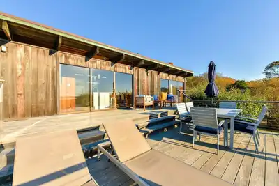 Image de Menemsha Pond views & access! Mid-century renovated beach house. Dogs welcome.
