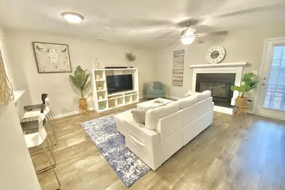 Image de Modern, cozy, Townhouse Centrally Located!