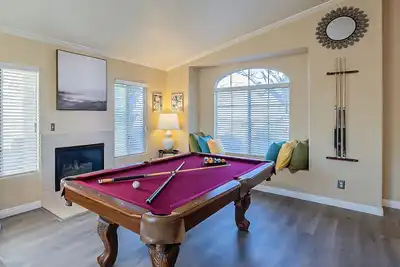 Image de New! Cozy Modern Pool Home, Close to Downtown and The Strip