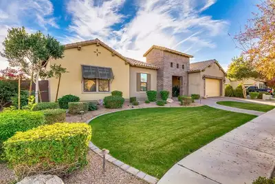 Image de Beautiful Luxury Home! Pool & Huge Green Yard