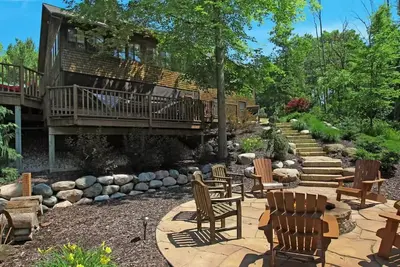 Image de Secluded dog-friendly cabin on 10 acres - hot tub & game room!