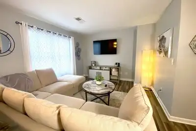 Image de New Contemporary Home 7 mins to Airport-Renovated