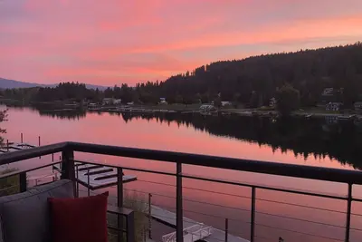 Image de Top Floor Riverfront Bellerive Condo with Fabulous Views