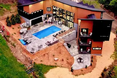 Image de Luxury House private pool & Indoor Basketball court/Movie theater