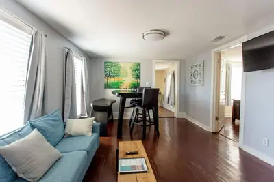 Image de Cozy 2 Bedroom Home Minutes from Beach & Bars