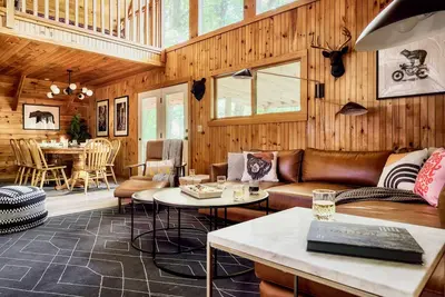 Image de 5br/5ba Cabin, HotTub, Game Room, Walk to Pool! Downtown G'burg/Nat'l Park Close
