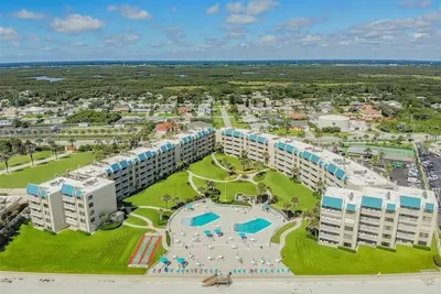 Image de Completely updated modern beachfront condo