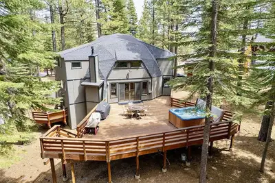 Image de Large dome style home in Tahoe Donner
