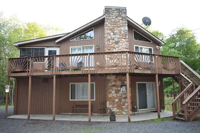 Image de Dog-Friendly, Lake View, Sleeps 10 in the heart of the Poconos!