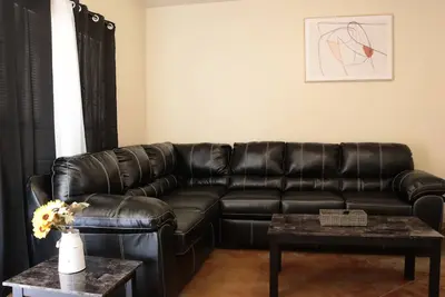 Image de Unit B- A charming 3-bedroom duplex with a cozy atmosphere