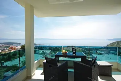 Image de Appartement de deux chambres avec la terrasse et la vue sur le mer Makarska (A-19147-c)