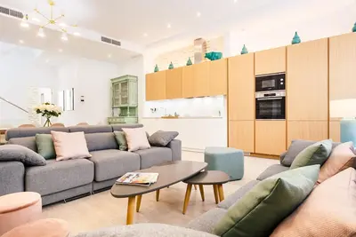 Image de Belle maison avec 6 chambres, 7 salles de bains et 2 terrasses