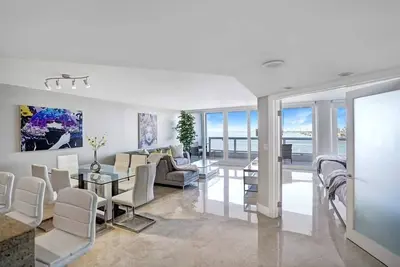 Image de Only in My Dreams! Direct Water View, 2 Bedroom, Renovated