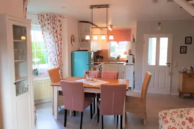Image de Comfortably furnished vacation home (75m²) in country house style in Greetsiel.