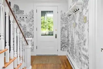 Image de Remodeled 6 Bedroom Century Home Walking Distance from Beach and Downtown
