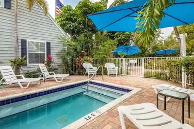 Image de Steps from Duval, Shared Pool - Road's End