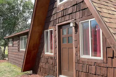 Image de Downtown A-Frame- recently renovated, pet friendly