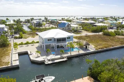 Image de New Construction Private Luxury Waterfront Home w\/ Heated Pool