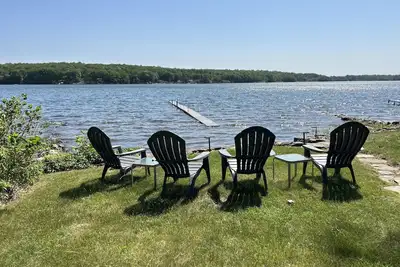 Image de Waterfront Lake House with private beach, dock! \nRenovated in 2025