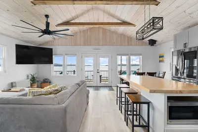Image de Sunset Getaway with Private Beach and Hot Tub