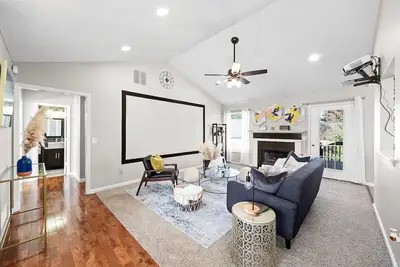 Image de 🌟 New Modern Home Theatre - Thoroughly Sanitized 🌟