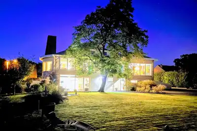 Image de Villa spacieuse avec 8 chambres Ă 4 min de la plage