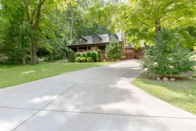 Welcome to peaceful Parkview Hollow, Gated Community 1 mile from lake!