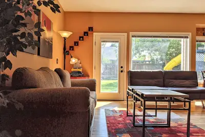 Image de Sunlit & Spacious 3 Br Home Wonderfully Located!